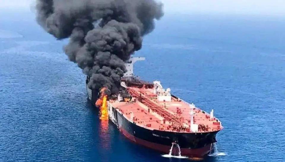 美直升机突降公海，扣押油轮押往英国