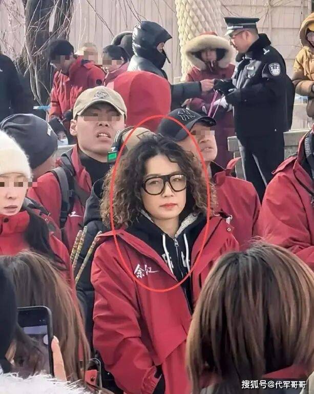 49岁马伊琍近况曝光！皮松肉垮面相大变，一头羊毛卷被吐槽老气