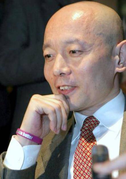 冯小刚没想到，闫学晶哭穷风波持续发酵后，葛优因一句话口碑暴增