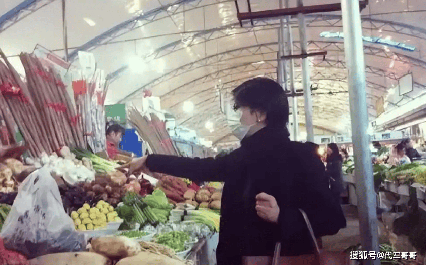 62岁毛阿敏近况曝光!放弃争夺数百亿遗产,定居美国带着儿女低调生活