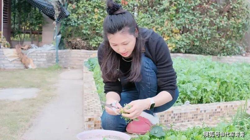 46岁童蕾近况曝光！老公被判刑欠下1.4亿债务，带女儿回农村生活