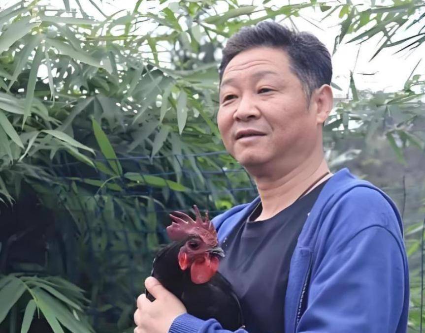56岁赵亮现状太意外！娶小16岁模特娇妻，却隐居深山养鸡满脸沧桑