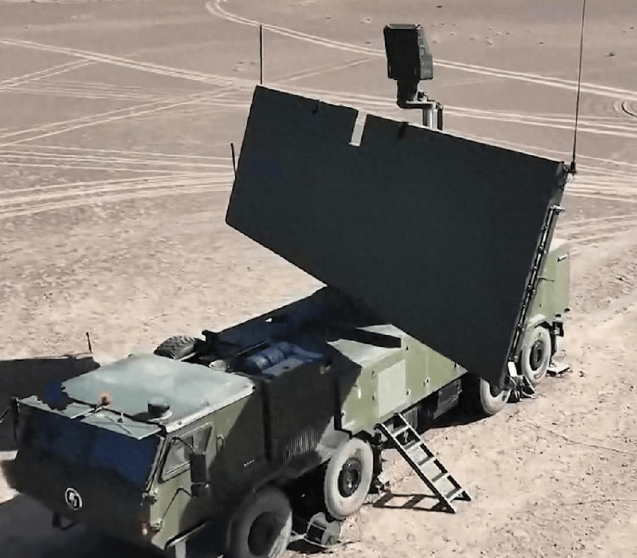 中国“超级微波炉”震撼亮相！3000米高空猎杀无人机蜂群，让外媒直接看懵