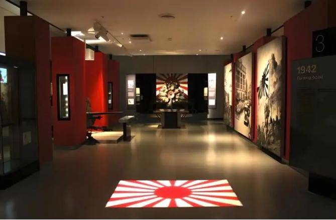 至今不肯原谅日本的国家，抗议也没用！进纪念馆前先踩日本军旗