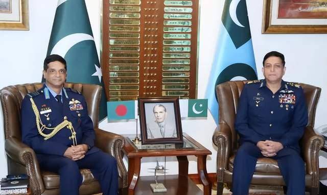 谈到多国求购枭龙，巴铁高官翘起了二郎腿，称卖给谁需要中国拍板