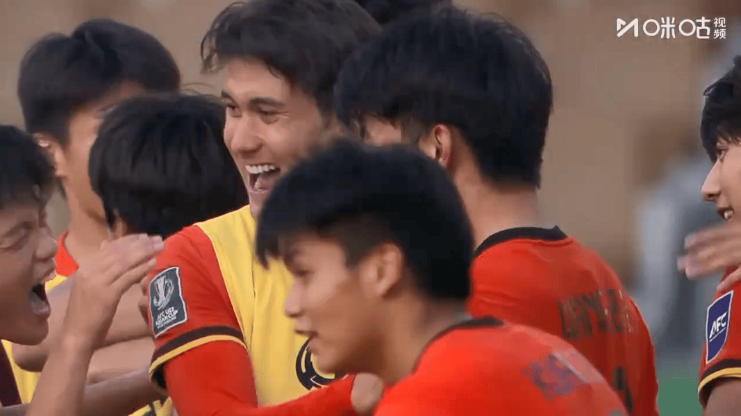 足球直播-NBA直播_英超_世界杯体育【超清在线观看】这镜头太经典：晋级后U23国足抱团庆祝几米外对手门将孤零零跪趴在地