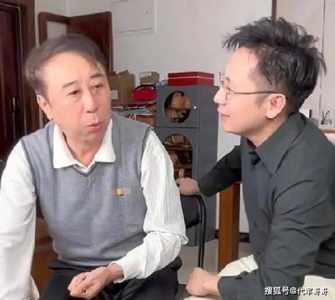 他是冯巩的独子，手握多家企业管理权，如今41岁却还是单身