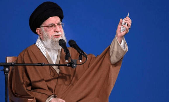 不“打”伊朗了？特朗普突然变脸，指责泽连斯基成为俄乌和平阻碍