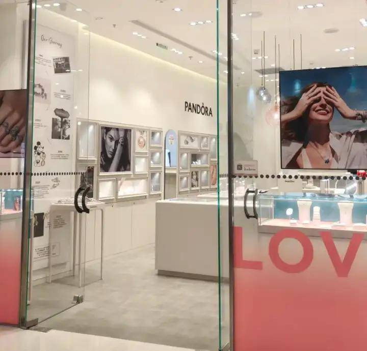 从巅峰到裁员关店，一年蒸发60%市值：潘多拉魔盒打开了什么？