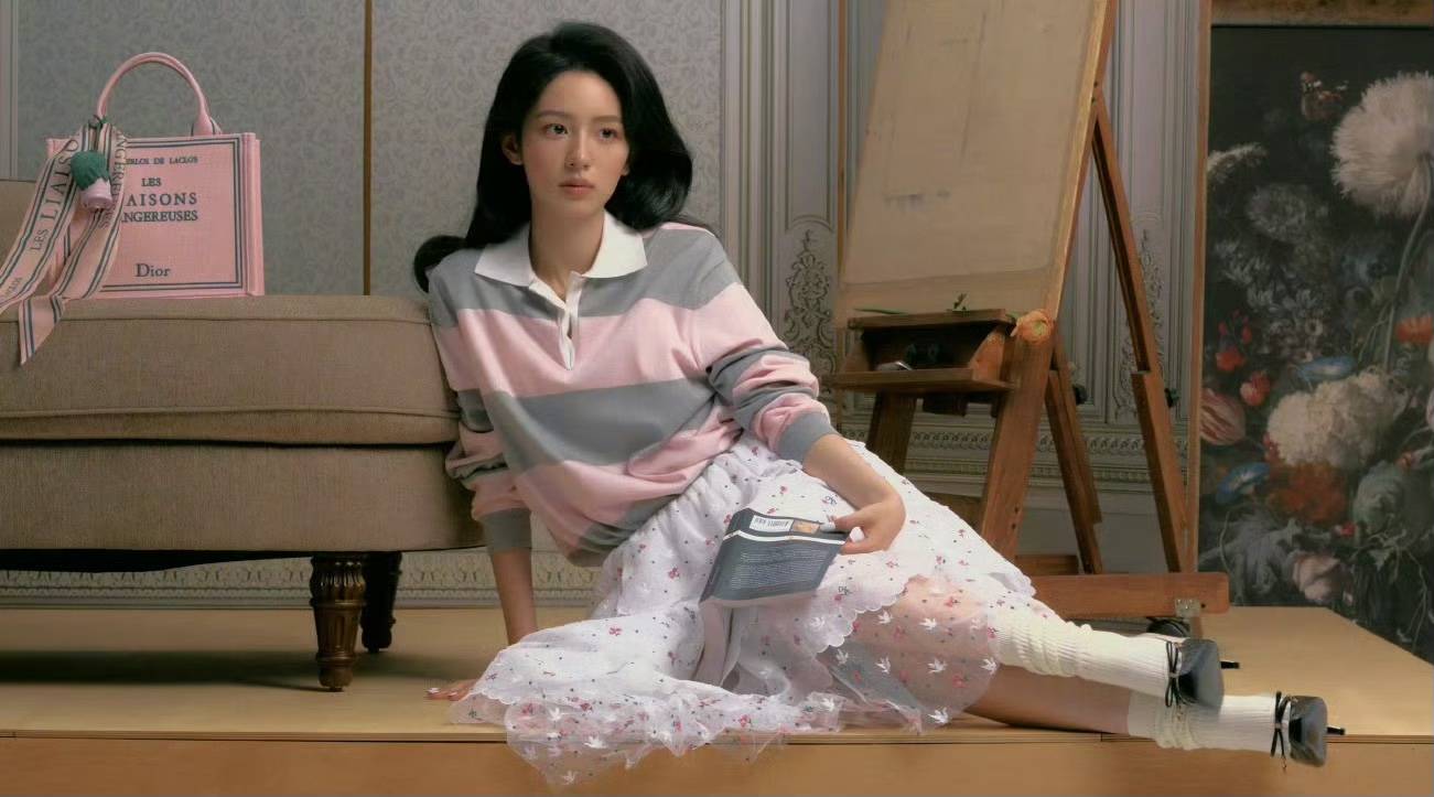 E》封面一场关于“油画少女”的美学狂欢开元棋牌周也：从迪奥红毯到《VOGU(图1)