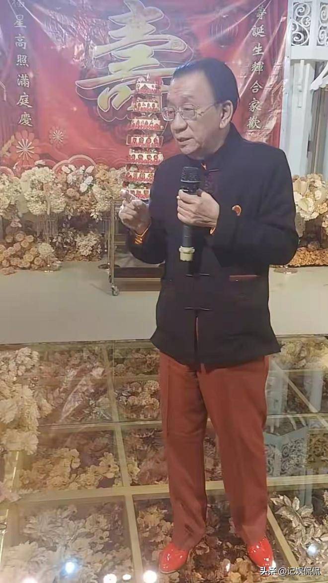 侯耀华办80大寿！穿金黄马褂派头足，现场开心收礼，儿子至亲没来