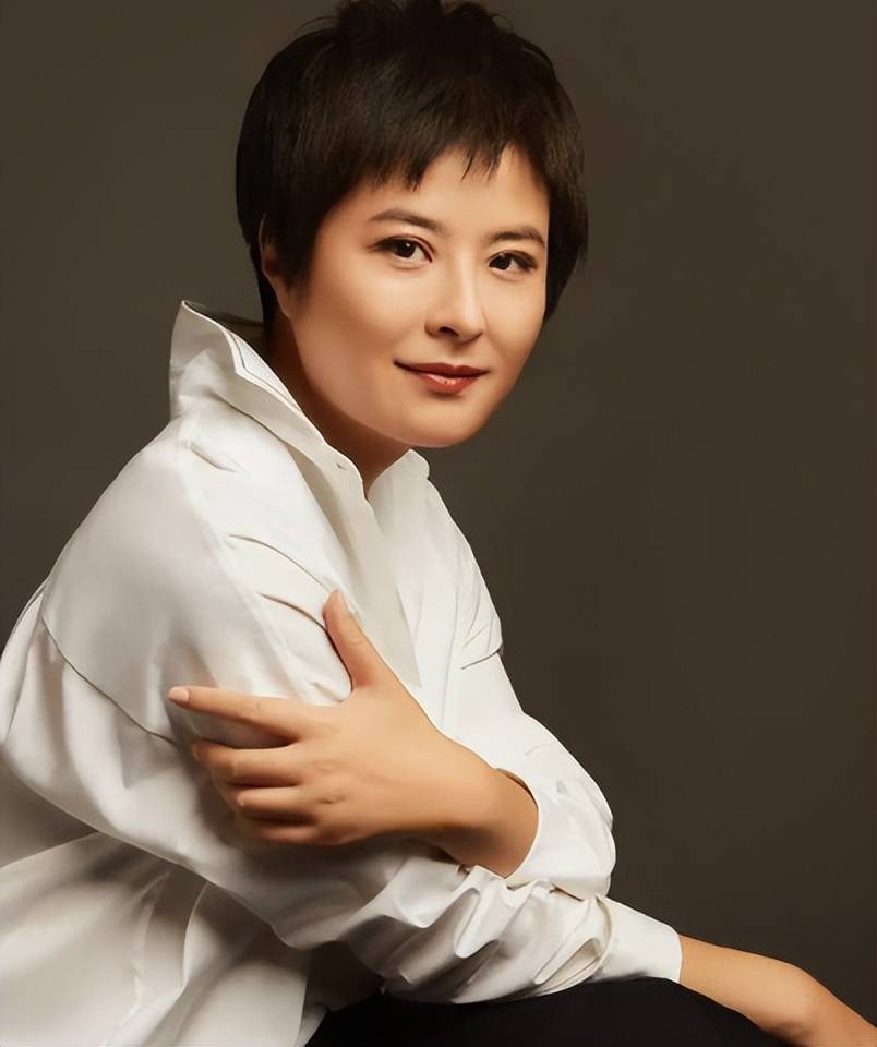 和李铁相守26年，离开央视后财富自由，定居上海，满头白发也坦然