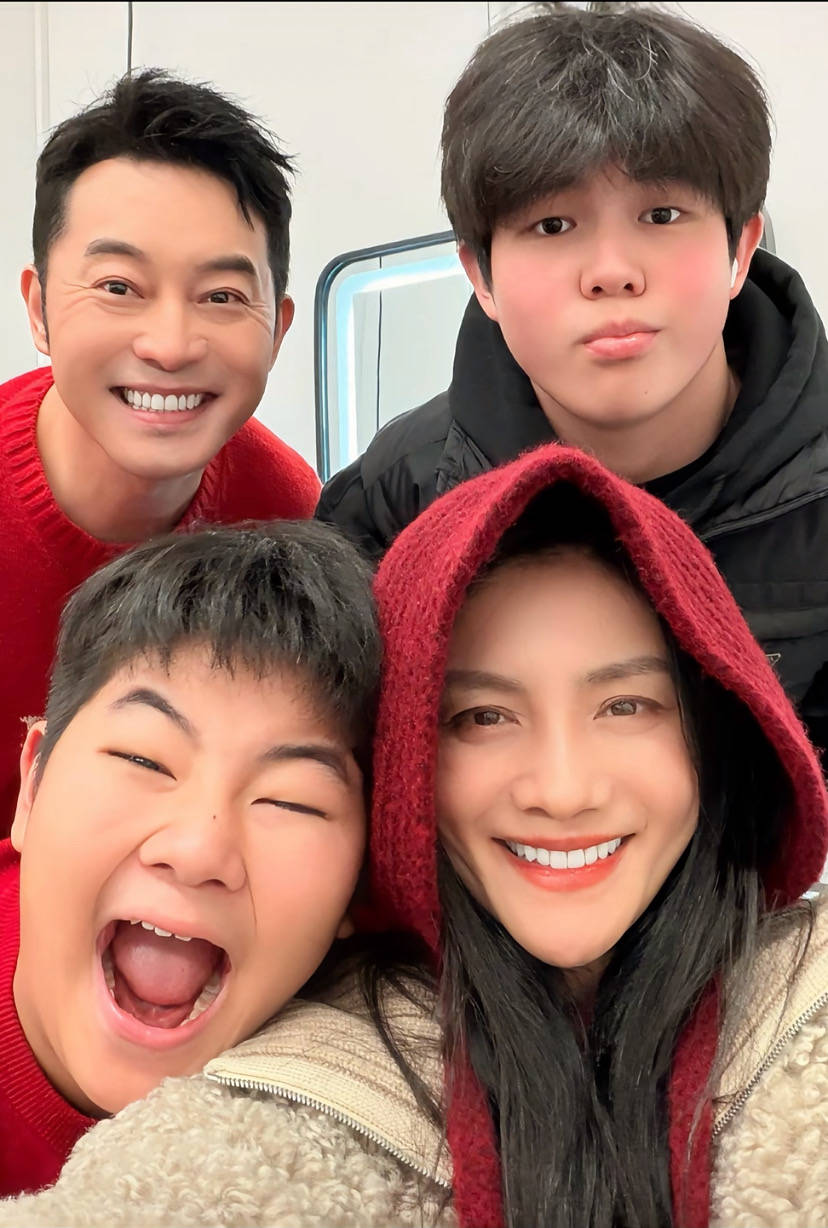 胡可14岁儿子晒留学生活，住60平套房有两面墙衣柜，吃火鸡面解馋