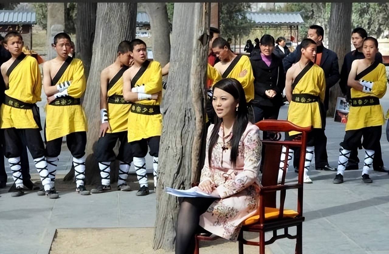 李湘被释永信亲吻旧照曝光：画面辣眼，表情透露她内心有多尴尬