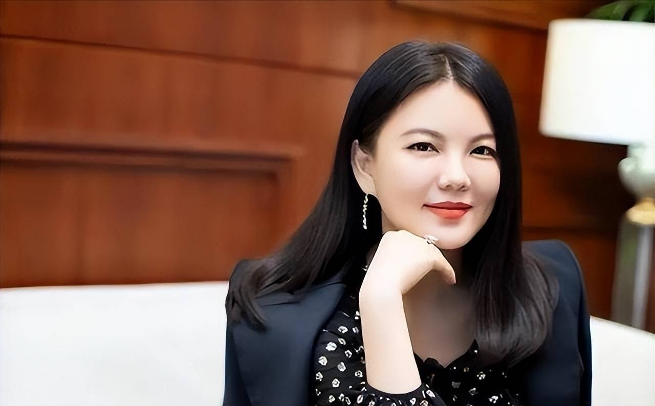 李湘被释永信亲吻旧照曝光：画面辣眼，表情透露她内心有多尴尬