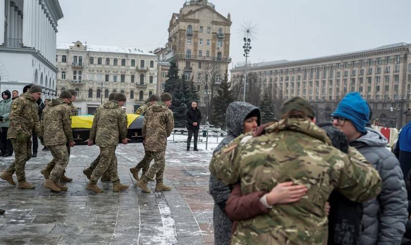 泽连斯基对乌军下达一道特殊命令，要求每个月至少杀死5万俄军，为获援助不择手段！