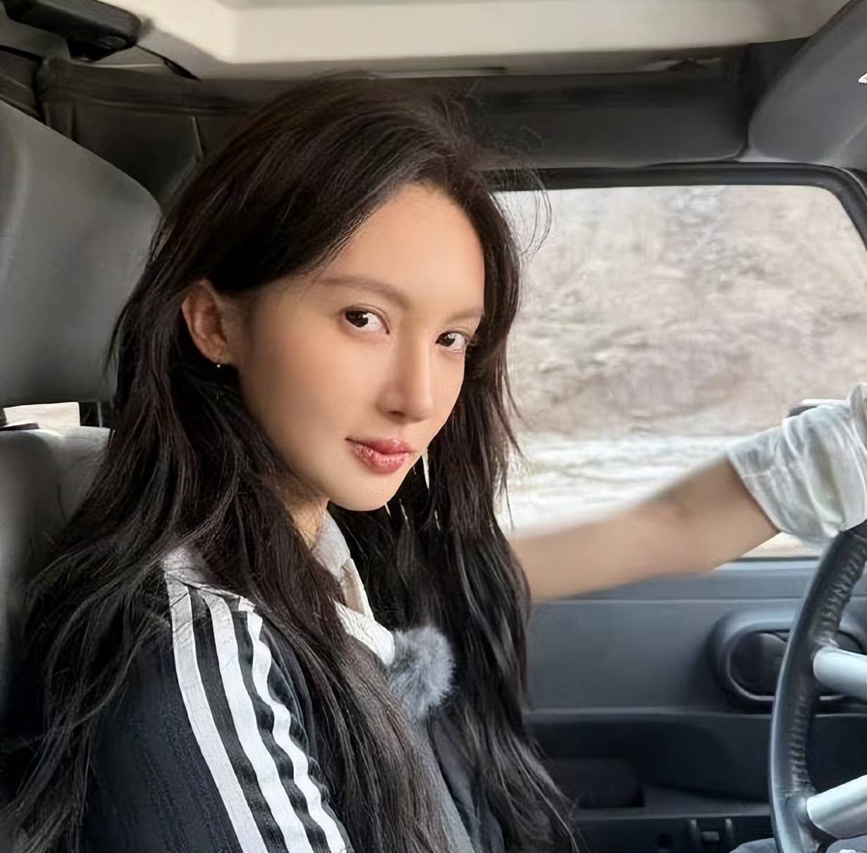 被曝“丑闻”才2小时，交警回应金晨肇事逃逸，恶心的一幕出现了