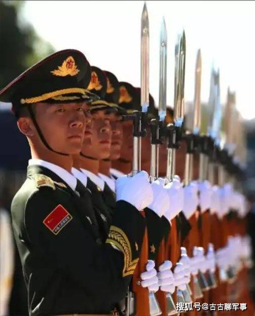 斯塔默访华有趣细节:下飞机后手足无措,英人不满比仪仗队矮太多