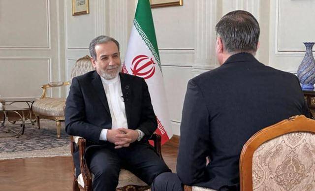 德黑兰准备让步？伊朗外长称赞特朗普聪明人，表示愿意放弃核武器，要美国答应个条件！