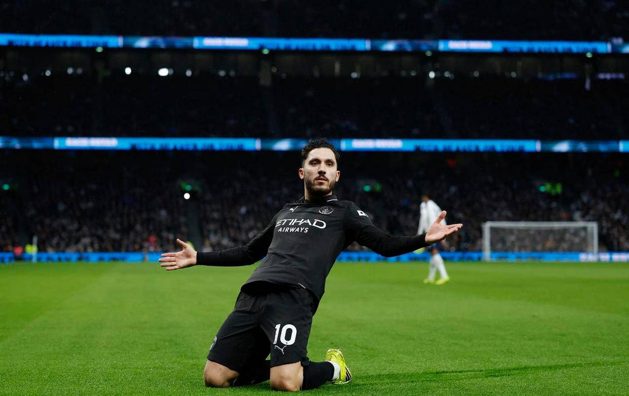 英格兰足球超级联赛英超最新积分榜揭晓：曼城被热刺逼平曼联强势取胜维拉失利