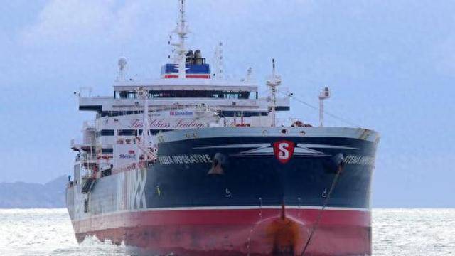 美国没想到，伊朗先下手为强，炮舰围攻美国船，中俄收到消息，伊朗推迟联合军演！