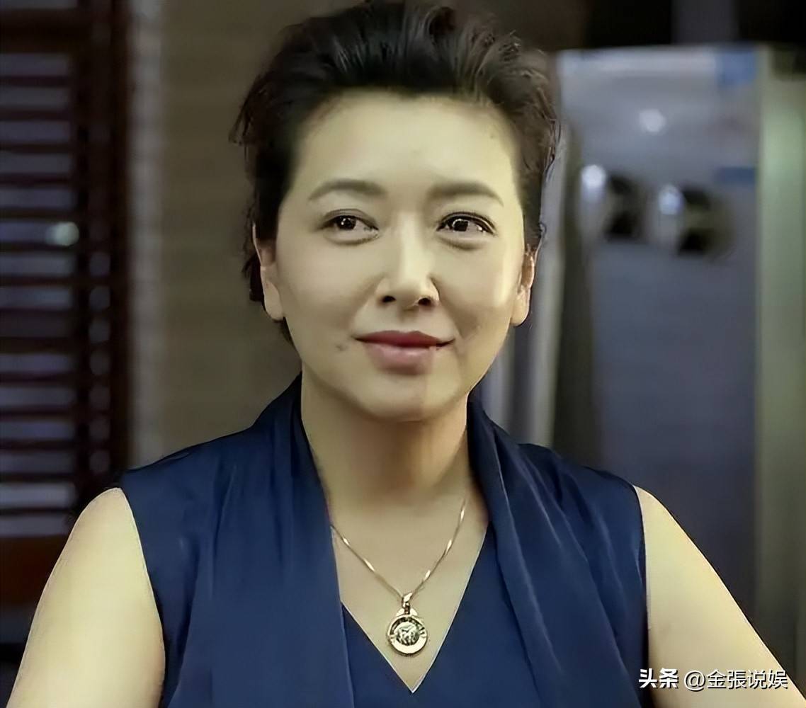 江珊演出获老公探班，56岁田小洁胡子花白好苍老，俩人不像姐弟恋