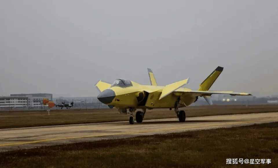 闻所未闻！歼20展开“体系化”试飞，跨代玩法令美军绝望！