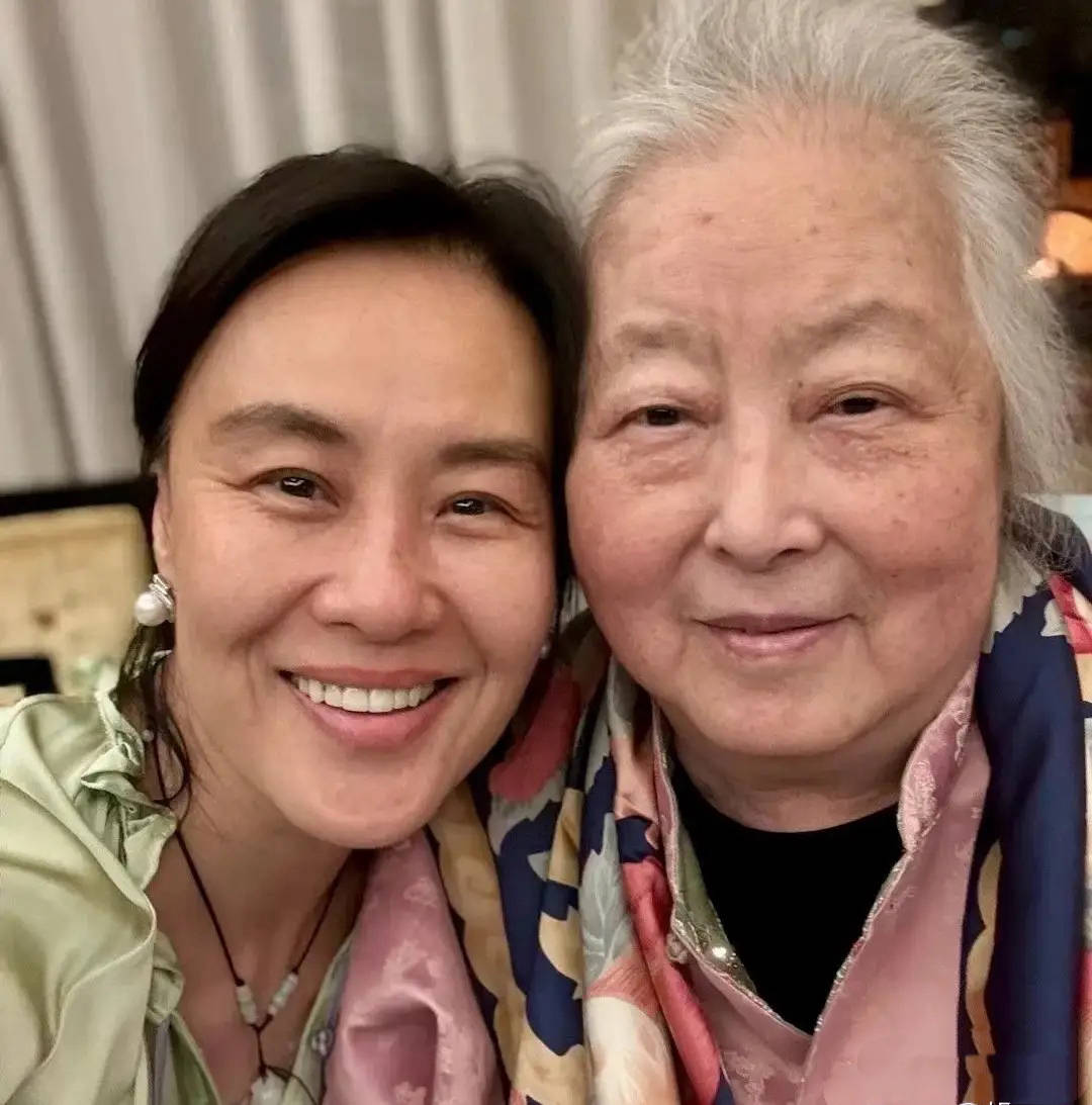 邬君梅独自庆60大寿，结婚30年做9次试管没怀孕，外籍丈夫已病逝