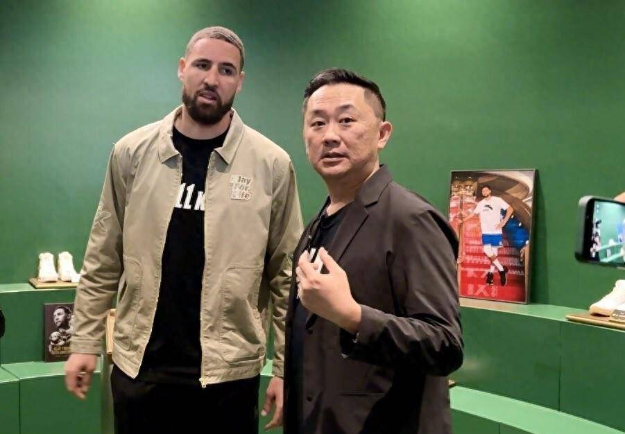 叫扬叔 - 全网最会整活的苏超球迷  足球圈热梗收割机官方：克莱和安踏签下终身球鞋合同！12年间卖出签名鞋超1000万双