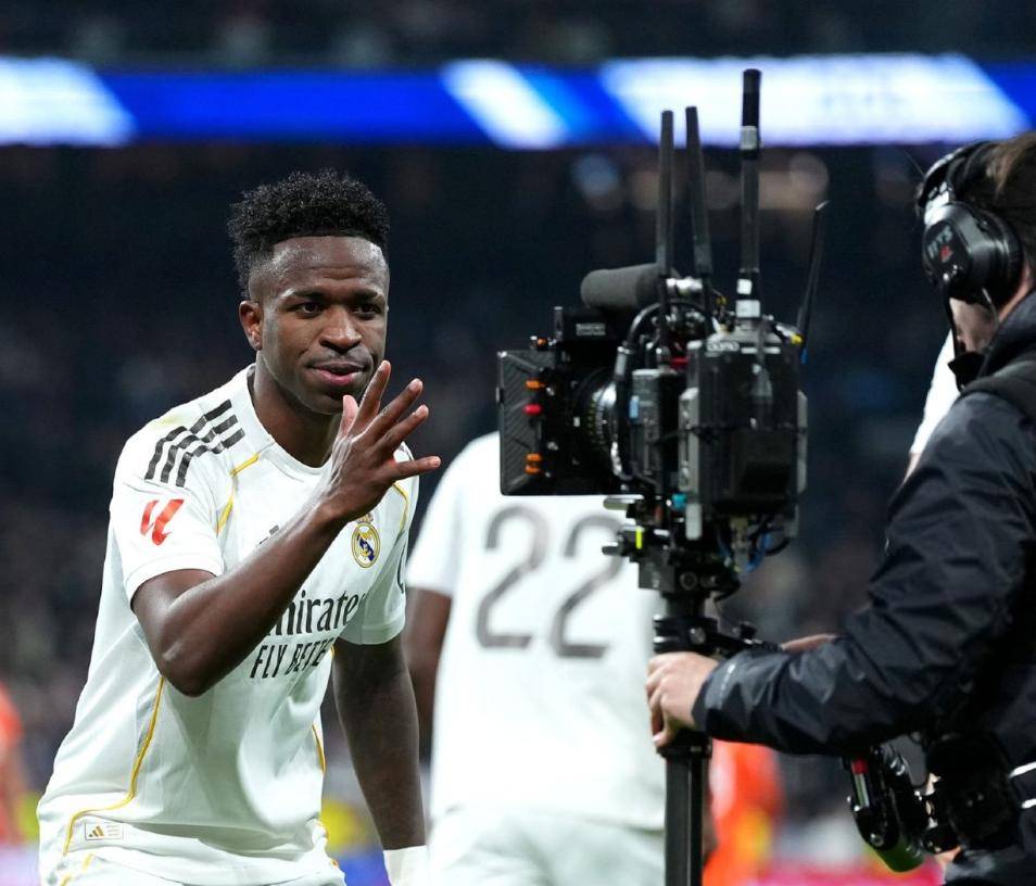 足坛一夜动态：拜仁16连胜创造历史皇马登顶西甲国米3-西班牙足球甲级联赛2绝杀尤文