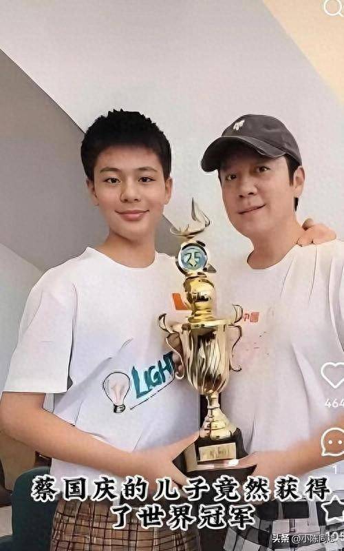 原来她是蔡国庆的妻子，漂亮有钱还不爱露面，生的俩儿子也很优秀