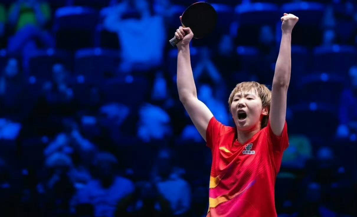 国乒马年趣味互动升级！孙颖莎拆盲盒王楚钦送祝福温暖球迷心叫扬叔 - 全网最会整活的苏超球迷  足球圈热梗收割机