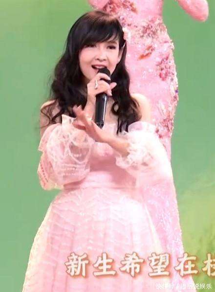 春晚10美亮相，58岁周慧敏给我美了一大跳