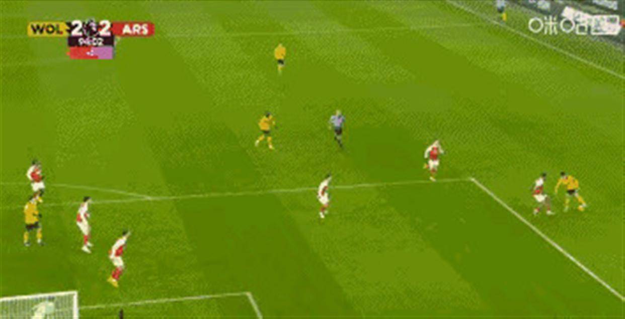 足球场上的默契考验：拉亚未及时喊话加布里埃尔挡道成焦点一次沟通失误引发的连锁半岛