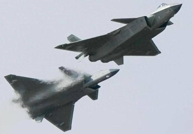 澳军舰过航台海,解放军直-10火速升空,台军竟也跟进“驱离”?