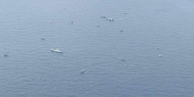 菲官员刚到中业岛，手机弹出中方6字短信，20余艘舰船已等候多时