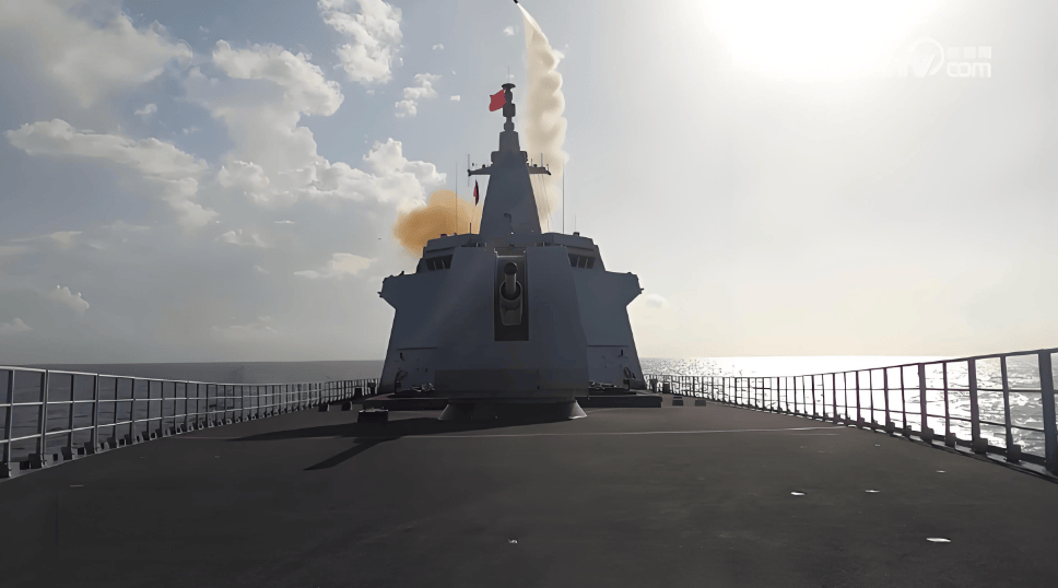 粗大就是真理！055的“深坑”垂发，让世界感到“大”有不同
