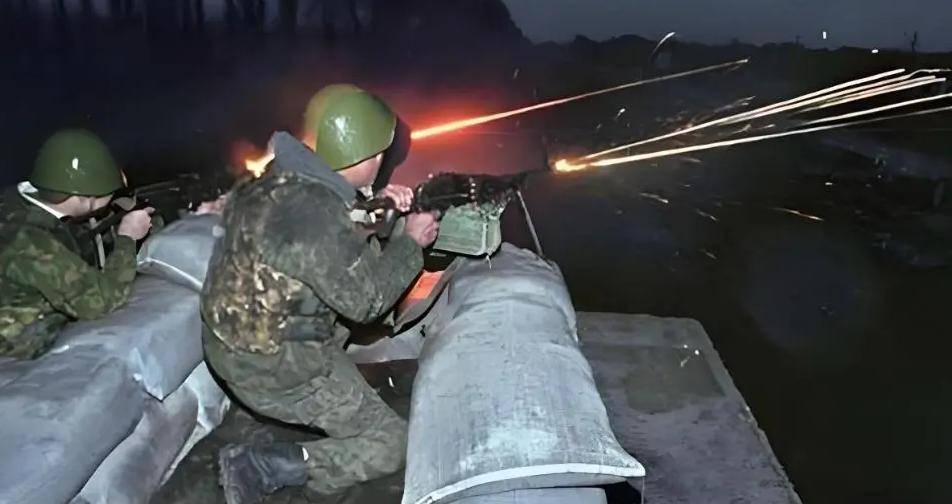 不愧是战斗民族!90名伞兵对战2500名叛军,血战3天3夜牺牲84人