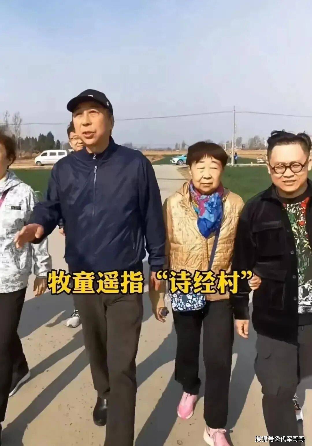 68岁冯巩近况曝光！连续33年登上春晚舞台，如今陪妻子享受快乐晚年生活