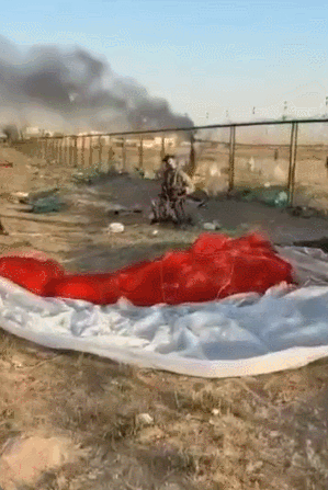 哥别动手,我是美国人!美国飞行员统一跪地投降是有标准的?