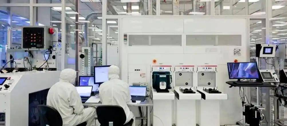 原创 现世报!ASML裁员1700人,450亿芯片烂仓库,荷兰:断供是步臭棋