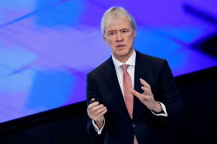 原创 现世报!ASML裁员1700人,450亿芯片烂仓库,荷兰:断供是步臭棋