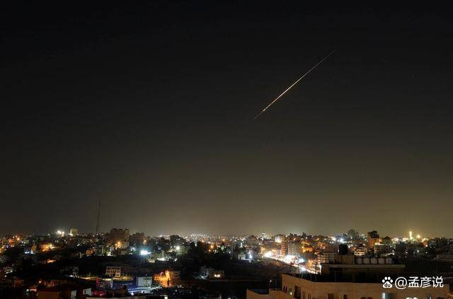 伊朗换打法,深夜炸毁美军宿舍,一百人抬进医院,现场哀嚎一片