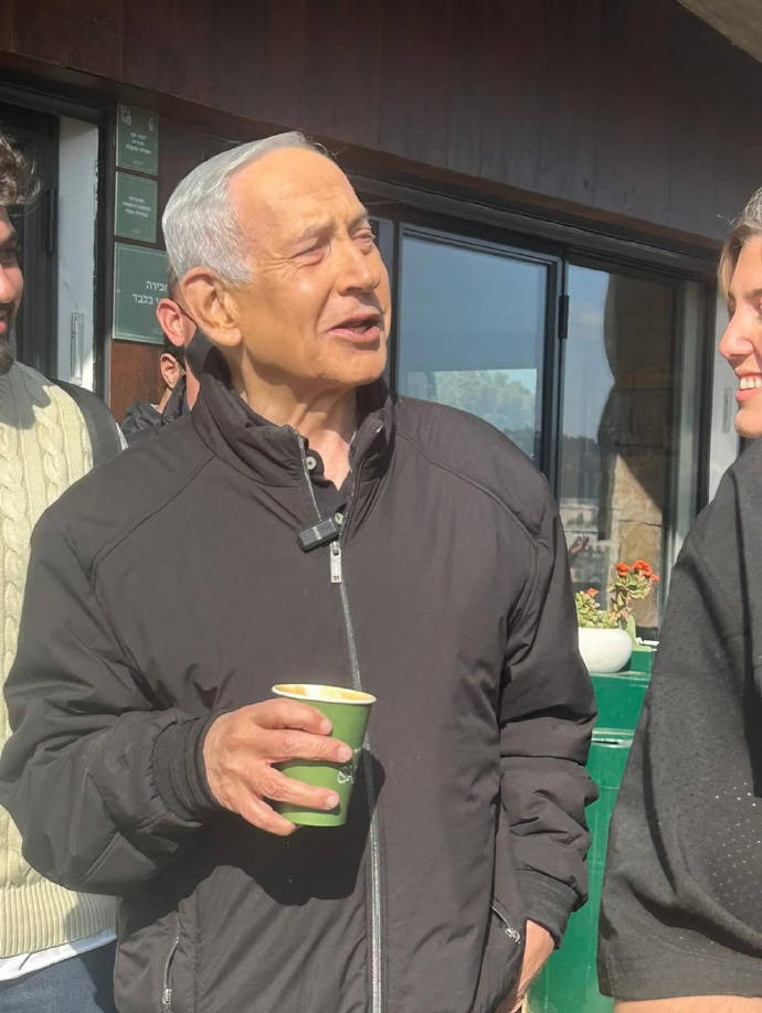 从“六指谣言”到咖啡馆辟谣：内塔尼亚胡自证在世，却难掩三重危机