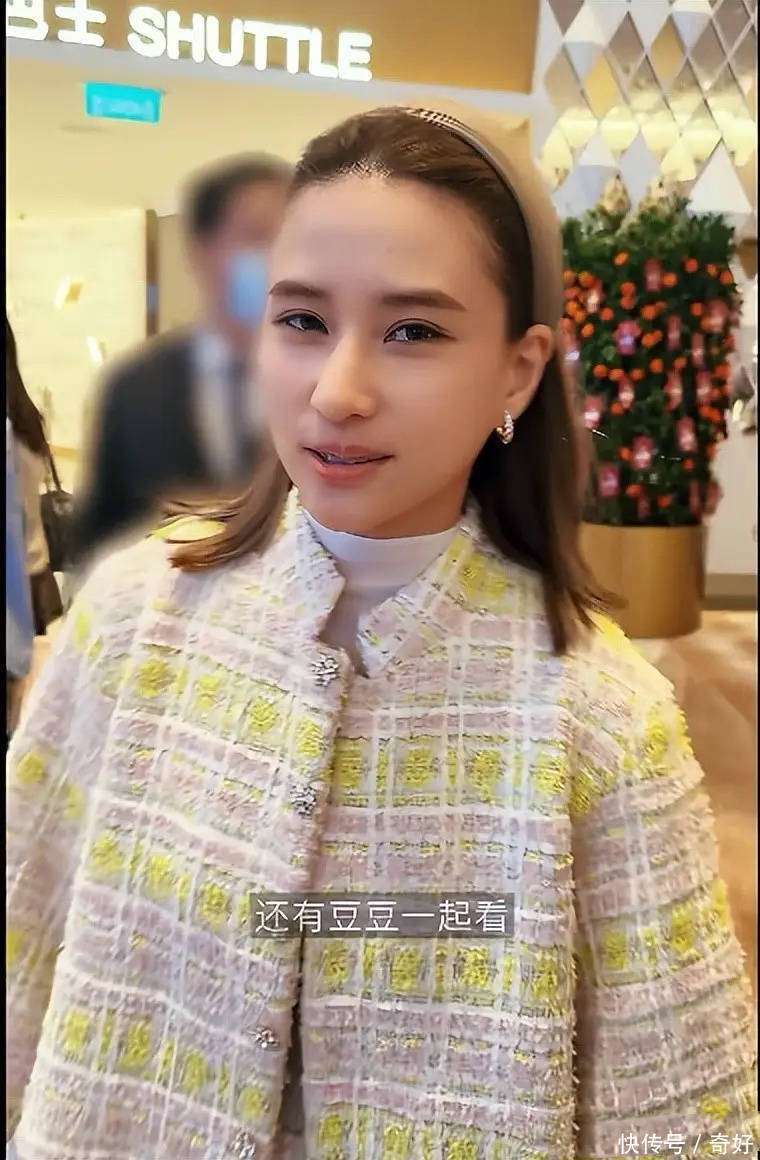 何超莲高调示爱，穿粉色小香风套裙很温柔，窦骁一身黑衣超酷