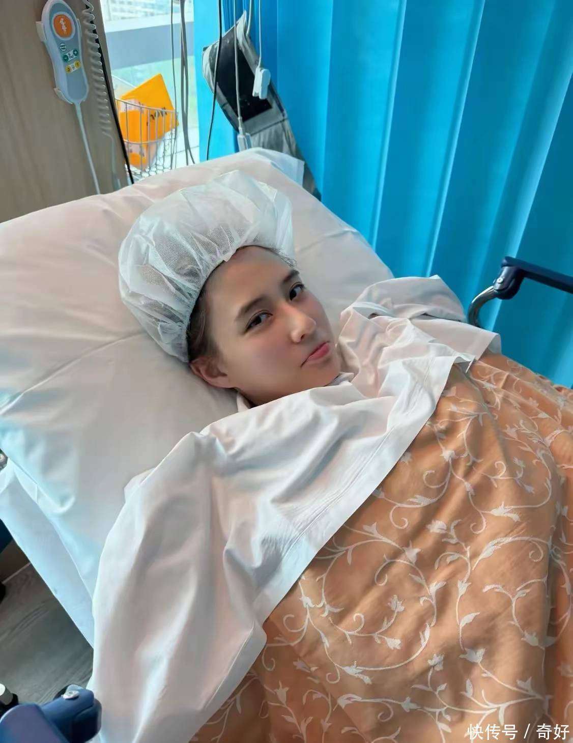 何超莲高调示爱，穿粉色小香风套裙很温柔，窦骁一身黑衣超酷