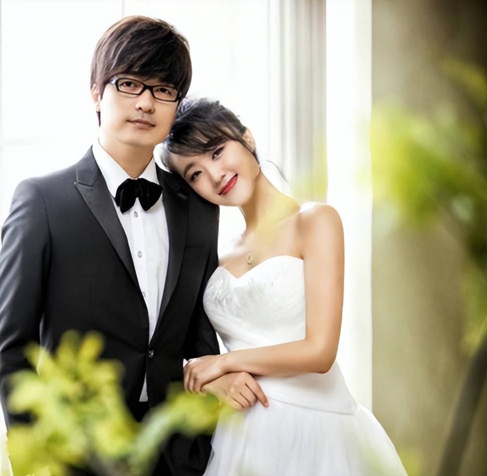 玖月奇迹离婚7年，王小玮近况曝光，43岁无婚无育，发福显老