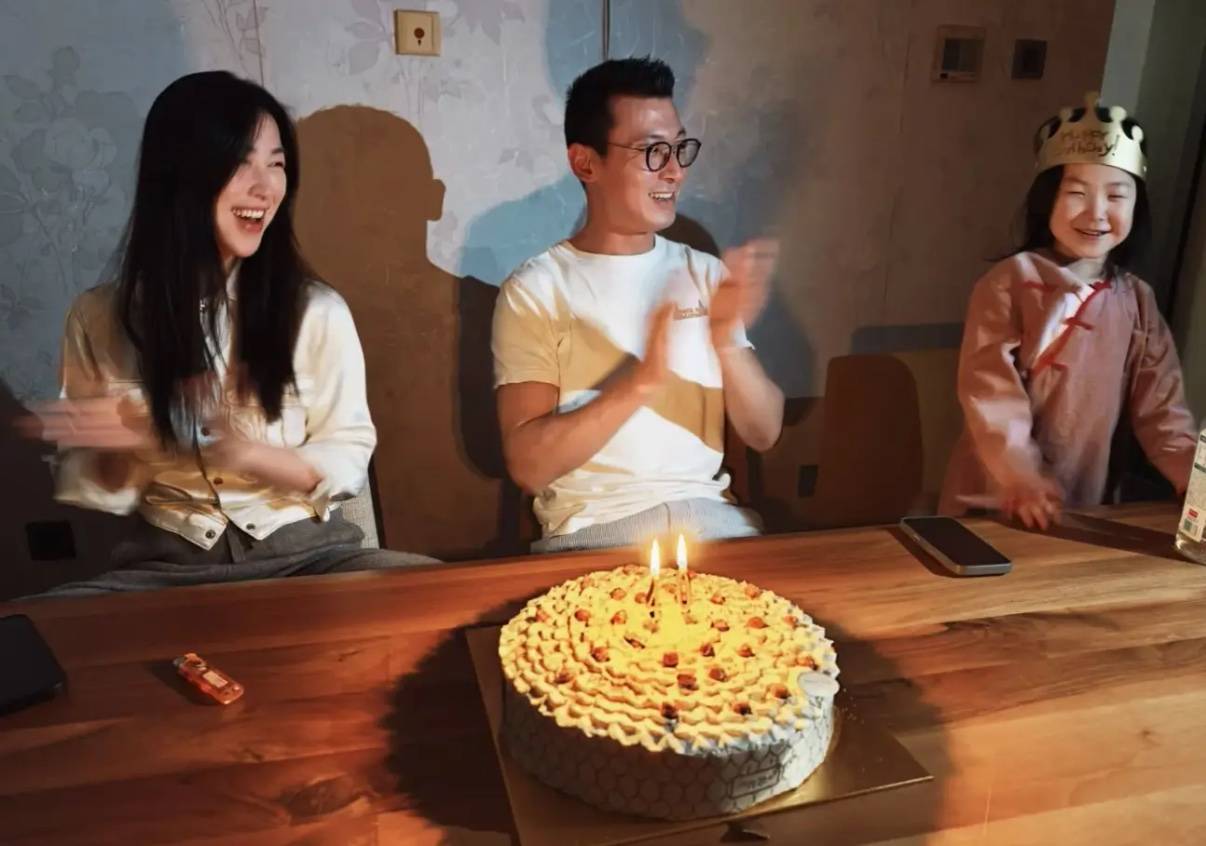 朱珠结婚5年了！4岁女儿梨涡和妈妈一模一样，朱珠穿黑裙好美