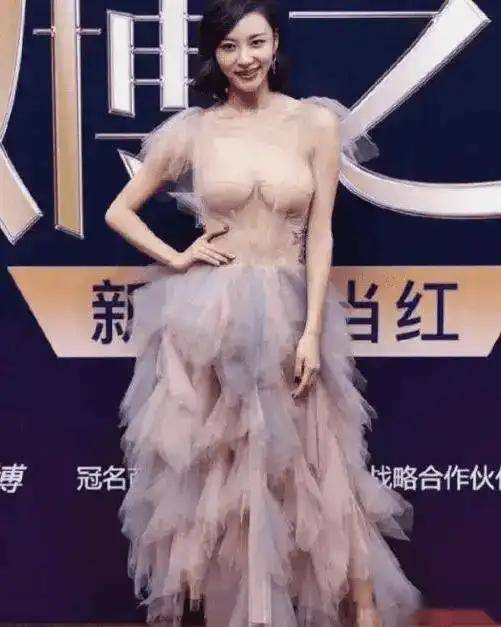 她曾是清纯玉女，因名气不高风格大变，龚玥菲柳岩都没她敢穿