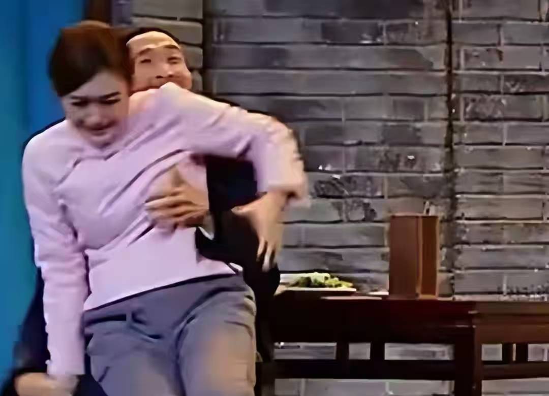 陪睡陪玩只是冰山一角假戏真做认干爹舔手指个个都荒唐！